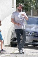 PEOPLE: Familie Garner-Affleck geht nach der Kirche auf den Markt