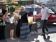 PEOPLE: Familie Garner-Affleck geht nach der Kirche auf den Markt
