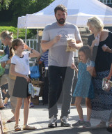 PEOPLE: Familie Garner-Affleck geht nach der Kirche auf den Markt