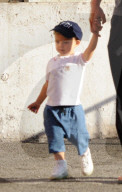 PEOPLE: Josh Duhamel's Sohn Axl trägt eine FBI-Kappe
