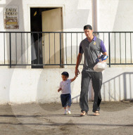 PEOPLE: Josh Duhamel's Sohn Axl trägt eine FBI-Kappe