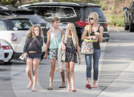 PEOPLE: Denise Richards mit ihren Girls unterwegs