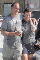PEOPLE: Alanis Morissette und Ehemann Souleye zeigen Tattoos