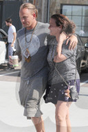 PEOPLE: Alanis Morissette und Ehemann Souleye zeigen Tattoos