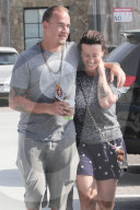 PEOPLE: Alanis Morissette und Ehemann Souleye zeigen Tattoos