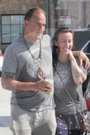PEOPLE: Alanis Morissette und Ehemann Souleye zeigen Tattoos