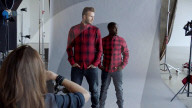 PEOPLE: David Beckham und Kevin Hart steigen für H&M in die Badewanne