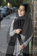 PEOPLE: Muslima Mariah Idrissi posiert für H&M