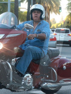 PEOPLE: Jay Leno auf dem Töff in Beverly Hills unterwegs