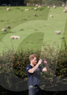 PEOPLE: Mit Prinz Harry auf Wanderschaft