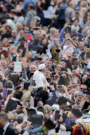 NEWS: Rom: Papst Franziskus geniesst das Bad in der Menge