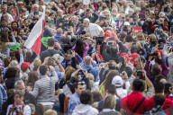 NEWS: Rom: Papst Franziskus geniesst das Bad in der Menge