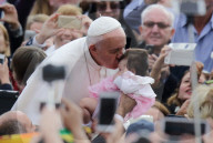 NEWS: Rom: Papst Franziskus geniesst das Bad in der Menge