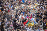 NEWS: Rom: Papst Franziskus geniesst das Bad in der Menge