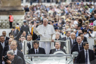 NEWS: Rom: Papst Franziskus geniesst das Bad in der Menge