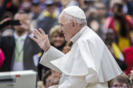 NEWS: Rom: Papst Franziskus geniesst das Bad in der Menge