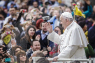 NEWS: Rom: Papst Franziskus geniesst das Bad in der Menge
