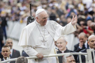 NEWS: Rom: Papst Franziskus geniesst das Bad in der Menge