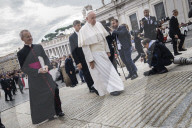 NEWS: Rom: Papst Franziskus geniesst das Bad in der Menge