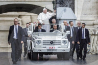NEWS: Rom: Papst Franziskus geniesst das Bad in der Menge