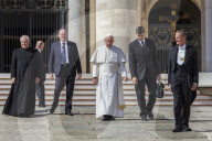 NEWS: Rom: Papst Franziskus geniesst das Bad in der Menge