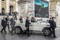 NEWS: Rom: Papst Franziskus geniesst das Bad in der Menge