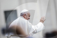 NEWS: Rom: Papst Franziskus geniesst das Bad in der Menge