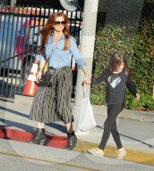 PEOPLE: Isla Fisher mit ihrer Tochter Olive unterwegs