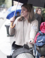 PEOPLE: Jenna Bush geht im Regen mit ihren Töchtern spazieren