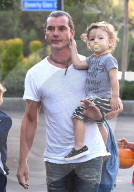 PEOPLE: Klein Apollo kneift Papa Gavin Rossdale ins Ohr