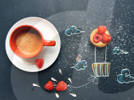 FEATURE: Schrullige Illustrationen mit Kaffeetasse und Essensüberreste