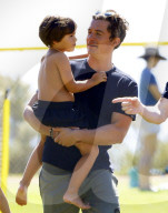 PEOPLE: Orlando Bloom geniesst den Tag mit Sohn Flynn