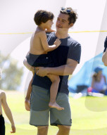 PEOPLE: Orlando Bloom geniesst den Tag mit Sohn Flynn