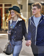 PEOPLE: Bella Thorne und Gregg Sulkin Hand in Hand unterwegs 