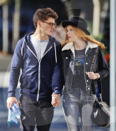 PEOPLE: Bella Thorne und Gregg Sulkin Hand in Hand unterwegs 