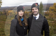 PEOPLE: Partnerlook: Carl Philip und Sofia tragen die gleiche Mütze