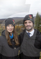 PEOPLE: Partnerlook: Carl Philip und Sofia tragen die gleiche Mütze