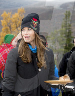 PEOPLE: Partnerlook: Carl Philip und Sofia tragen die gleiche Mütze