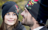 PEOPLE: Partnerlook: Carl Philip und Sofia tragen die gleiche Mütze
