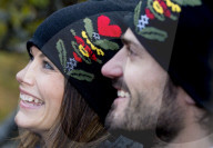PEOPLE: Partnerlook: Carl Philip und Sofia tragen die gleiche Mütze