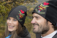 PEOPLE: Partnerlook: Carl Philip und Sofia tragen die gleiche Mütze