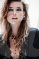 PEOPLE: Behati Prinsloo wirbt für Jacquie Aiche Schmuck