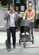 Claire Danes & Hugh Dancy Take A Stroll In New York 