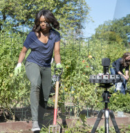 NEWS: Michelle Obama gärtnert mit Schulkindern im Weissen Haus