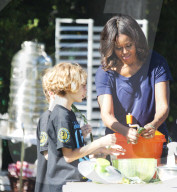NEWS: Michelle Obama gärtnert mit Schulkindern im Weissen Haus