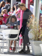 PEOPLE: Nicole Richie hilft ihrem Kind bei den Hausaufgaben