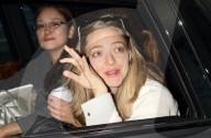 PEOPLE: Amanda Seyfried müde und ungeschminkt in Japan am Flughafen