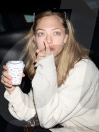 PEOPLE: Amanda Seyfried müde und ungeschminkt in Japan am Flughafen