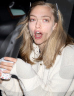 PEOPLE: Amanda Seyfried müde und ungeschminkt in Japan am Flughafen