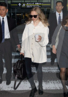 PEOPLE: Amanda Seyfried müde und ungeschminkt in Japan am Flughafen